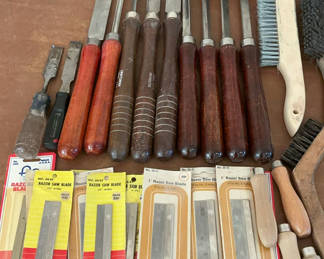Lot 87: Assorted woodworking chisels and razor saw blades