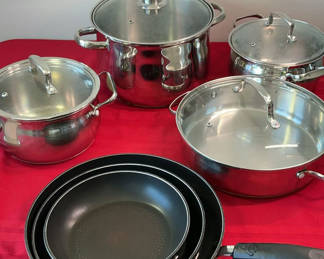 Lot 60: Cookware set: stainless steel pots with glass lids and nonstick frying pans