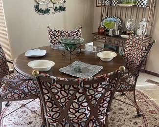 Table and 4 armchairs on casters