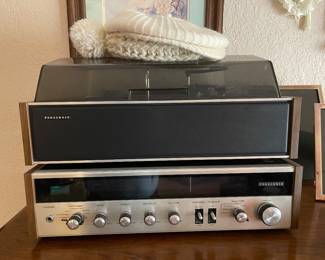 Vintage stereo with 2 speakers and turntable
