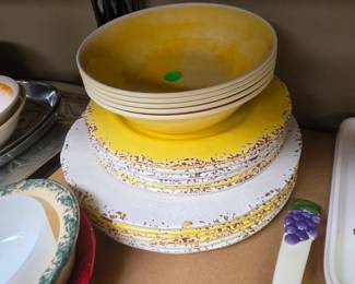 Yellow/White Dish Set