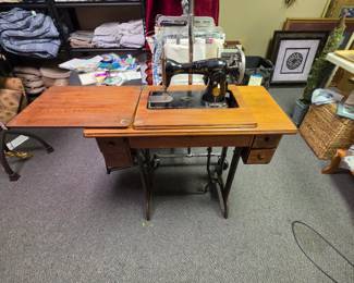 Vintage Singer Sewing Machine with Metal base table w/ 4 drawers
