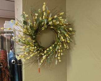Spring colored yellow/white wreath