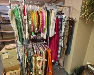 Linens - Table Cloths, Table Runners, Placemats, Napkins, Throw Blankets