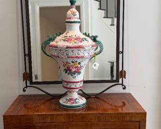 Paul Ferrante Mirrors, a Pair, Dessin Fournir Commodes, Portuguese Urns