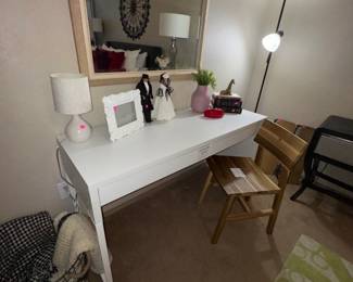 desk, lamps, mirror