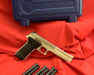 Smit & Wesson model 622 22 cal. 3 mags. and box
