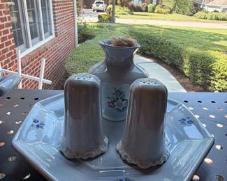 Ceramic salt and pepper shaker set with cruet on matching tray