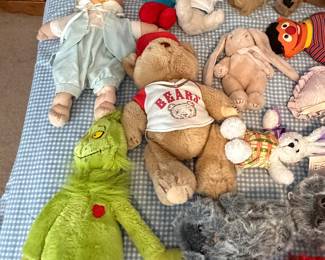 Plush lot with Grinch, Raggedy Ann, teddy bears and baby dolls