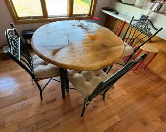 Very nice wine Table with 3 chairs