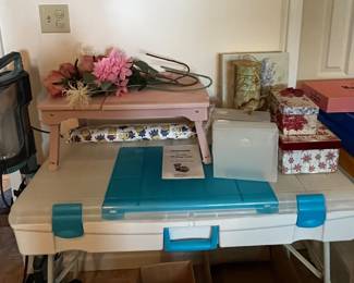 Gift wrapping table and computer table