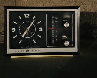 vintage General Electric AM Alarm Clock Radio