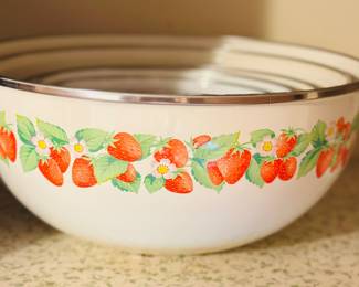Strawberry pattern metal mixing bowls w/lids