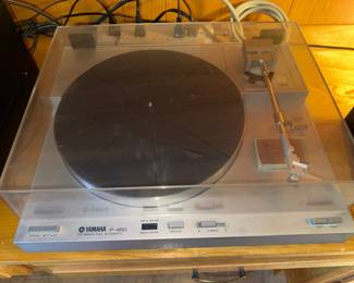 Yamaha P-450 turntable, likely needs new belt (won't turn, but gets sound)
