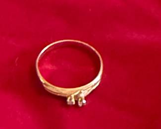 Ladies gold ring