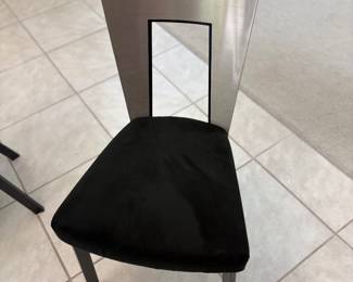 there are 7 chairs
