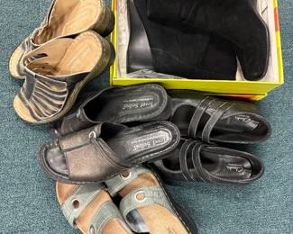 The shoes are primarily size 8.  Brand names!