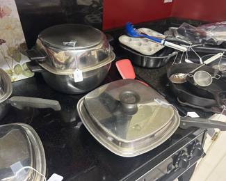 Quantities of cookware in good condition
