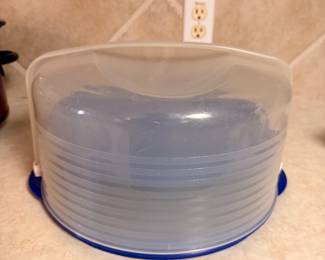 Travel cake storage container