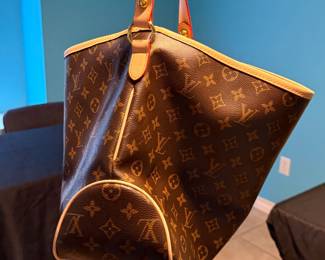 Louis Vuitton-Inspired Monogram Tote Bag – Monogram print tote bag inspired by the iconic Louis Vuitton Neverfull style, featuring contrasting trim, shoulder straps, and a spacious open interior. A fashionable everyday bag for work, shopping, or travel. Sold as found.