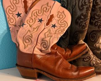 Lucchese Western Boots – Pair of Lucchese leather Western boots featuring tan leather foot, cream leather shaft, decorative embroidery, and star accents. A classic pair of handcrafted cowboy boots perfect for everyday wear, rodeos, or Western fashion. Sold as found.