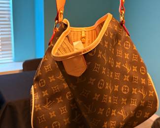 Louis Vuitton-Inspired Monogram Tote Bag – Monogram print tote bag inspired by the iconic Louis Vuitton Neverfull style, featuring contrasting trim, shoulder straps, and a spacious open interior. A fashionable everyday bag for work, shopping, or travel. Sold as found.