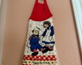 Raggedy Ann & Andy Hanging Kitchen Towel – Decorative hanging kitchen towel featuring Raggedy Ann & Andy embroidery with a red hanging top. A charming vintage-inspired accent for a kitchen, laundry room, or Raggedy Ann collection. Sold as found.
