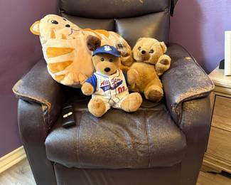 Power Recliner– Powered leather recliner with plush cushioning and wide padded arms. Tested and in working condition. A comfortable seating option for a living room, media room, or bedroom. Sold as found.