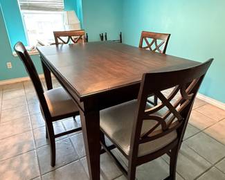 Expandable Dining Table Set – Rectangular wood dining table with a removable leaf, allowing it to expand for additional seating or be reduced in size. Includes matching upholstered dining chairs with decorative X-back design. A versatile set for everyday dining or entertaining. Items sold together unless noted.