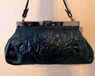 Vintage Embossed Leather Handbag – Black leather handbag featuring an embossed floral design, silver-tone frame, and chain strap. A classic vintage accessory suitable for everyday use or special occasions. Sold as found.