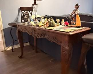 Vintage Console Table – Traditional wood console table featuring carved apron details and Queen Anne-style legs. Displayed with a crystal table lamp and an assortment of decorative figurines and home accents. A versatile piece for an entryway, hallway, or living room. Items sold individually unless noted.