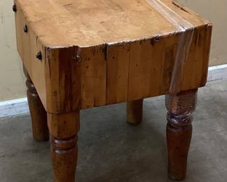 CHARMING VINTAGE BUTCHER BLOCK FEATURES THICK, MULTI PIECE END-GRAIN WOODEN TOP SUPPORTED BY CLASSIC TURNED PEG LEGS ESTIMATED WEIGHT 250lbs PICK UP IS AVAILABLE, BUYER CAN ARRANGE FREIGHT PICKUP
