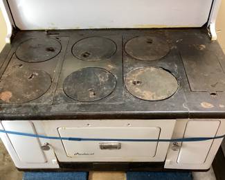 1930s CAST IRON PIEDMONT COAL/WOOD COOK STOVE, WHITE PORCELAIN ENAMEL FINISH, HIGH SHELF, HIGH BACKSPLASH, OVEN, WARMING CABINET, 4 BURNER LID PLATES NO SHIPPING PICKUP ONLY