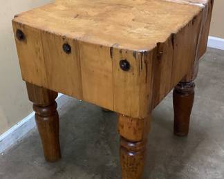 CHARMING VINTAGE BUTCHER BLOCK FEATURES THICK, MULTI PIECE END-GRAIN WOODEN TOP SUPPORTED BY CLASSIC TURNED PEG LEGS ESTIMATED WEIGHT 250lbs PICK UP IS AVAILABLE, BUYER CAN ARRANGE FREIGHT PICKUP