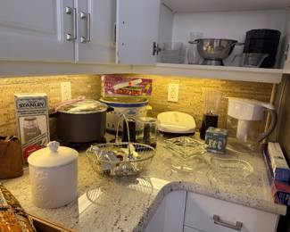 Crock pots, kitchen items