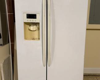 2008 GE Profile Side by Side Fridge/Freezer w/Ice Maker. Runs great!!