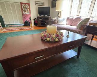 Lift top coffee table