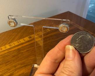 #110 - $250 -14kt white gold round earrings with diamond 3.19gr