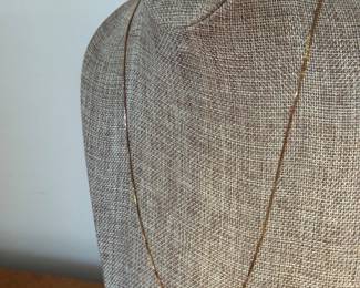 #105 - $250 -14kt yellow gold chain with tennis racket charm 3.94gr 24"