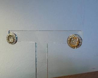 #110 - $250 -14kt white gold round earrings with diamond 3.19gr
