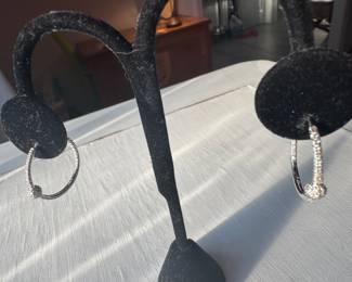 #103 - $425 -18kt white gold hoops with diam 4.33 gr