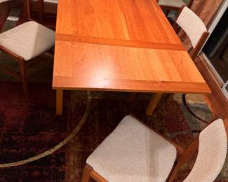 Table has extending leaves