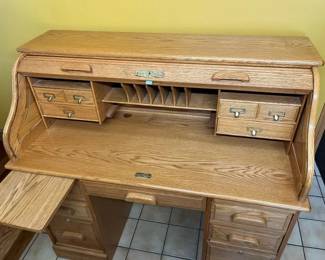 29 Winners Only Oak Roll Top Desk Detail