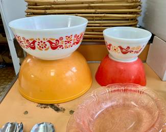 Pyrex “Friendship” nesting bowl set