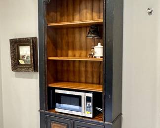 $800 - Hooker North Hampton display cabinet bookcase - 37x15x80. (Microwave NFS. )