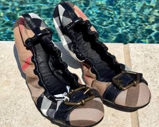 $200 - Burberry canvas plaid print, size 39