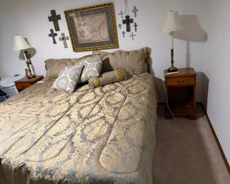 king bed, night stands, lamps