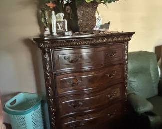 Traditional Style Drawer Bedroom Chest with Carved Detailing