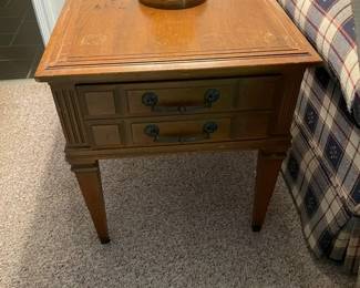 End table with 1 drawer