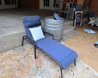 2x lounge chairs